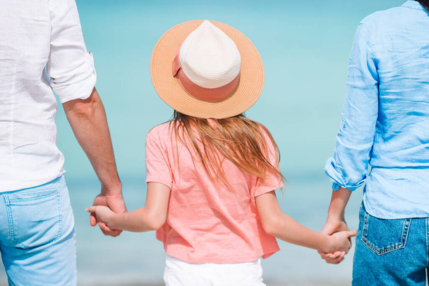 Gyönyörű trópusi strand táj családdal élvezi a nyári vakációt - Fotó, kép