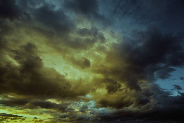 Dramático céu nebuloso escuro tempestuoso à noite
 - Foto, Imagem