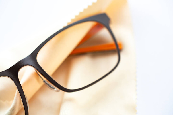 Óculos com panos de limpeza de microfibra, Close up & Macro shot, Foco seletivo
 - Foto, Imagem