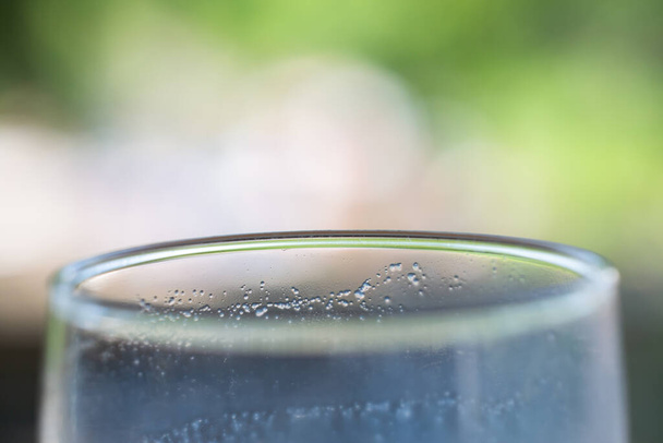 Espuma de burbuja de leche de soja en la taza en el fondo del jardín, Primer plano y disparo de macro, enfoque selectivo
 - Foto, imagen