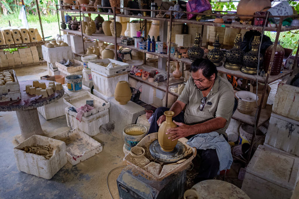 Artesano local demuestra en la fabricación de tarro de arcilla tradicional llamado Labu Sayong o Essence Jar de Sayong en Kuala Kangsar, Perak, Malasia. Concepto de cerámica
. - Foto, Imagen