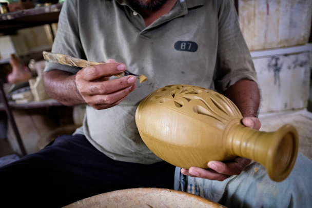 Closeup van de lokale ambachtsman demonstreert op het maken van traditionele klei pot genaamd Labu Sayong of Essence Jar van Sayong in Kuala Kangsar, Perak, Maleisië. Aardewerk. - Foto, afbeelding