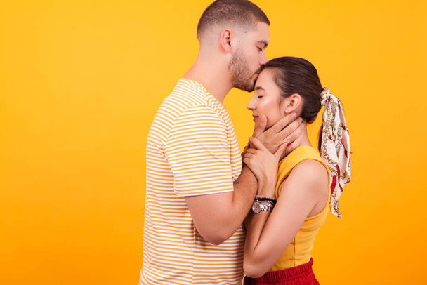 Bela namorada com os olhos fechados enquanto namorado beijando sua testa
 - Foto, Imagem