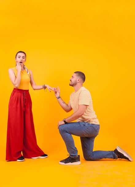 Boyfriend down on his knees asking girlfriend to marry him - Foto, immagini