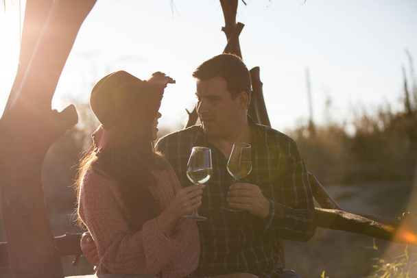 Hermosa pareja joven hablando y disfrutando de una copa de vino
 - Foto, Imagen