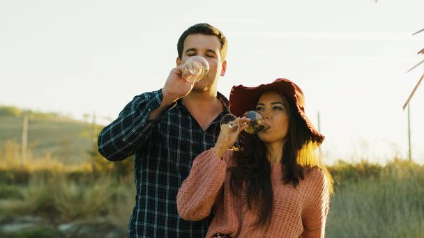 Verliebtes kaukasisches Paar probiert köstlichen Weißwein - Foto, Bild
