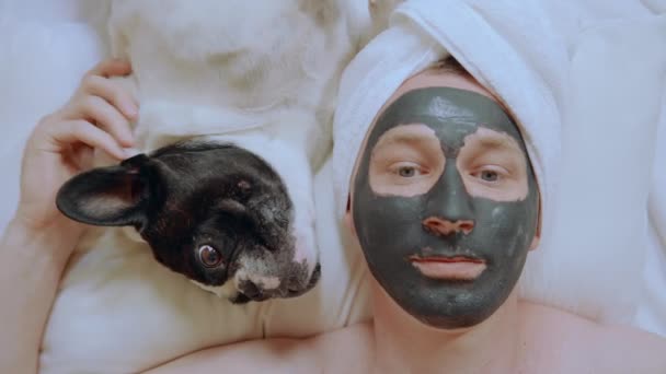 top view caucasian guy with pet in spa - Footage, Video
