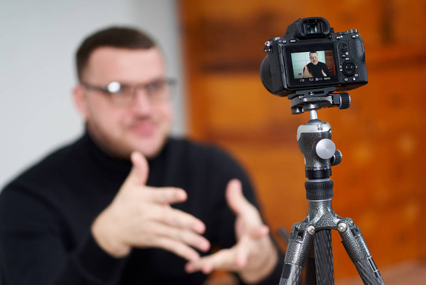 чоловік знімає відео блог на камеру з триногами для онлайн-підписників. У соціальних мережах Influencer, нові технології та концепція Інтернету
 - Фото, зображення