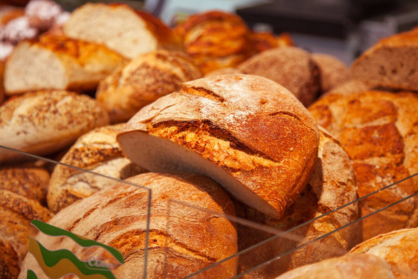 Die Hälfte des Brotes steht zum Verkauf. Bäckerei - Foto, Bild