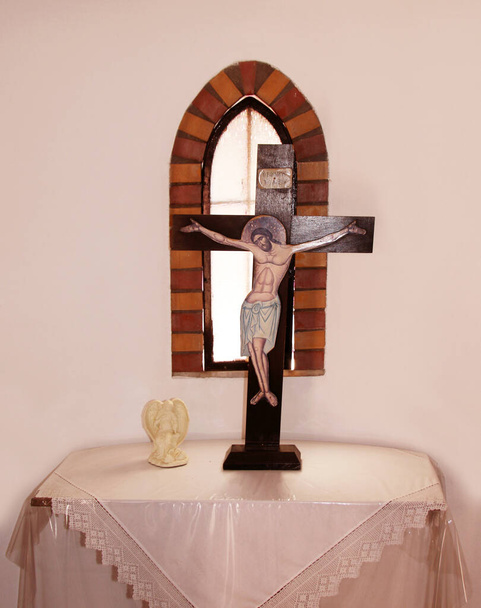 Crucifixo de madeira em uma igreja de aldeia em Rodes, Grécia
 - Foto, Imagem