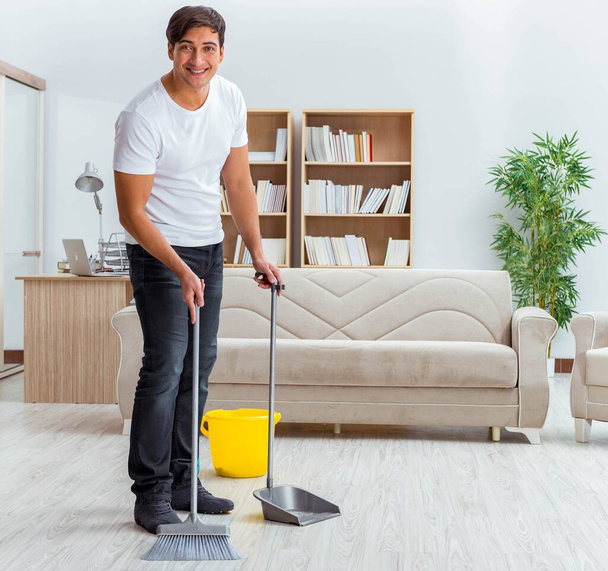 Άντρας σύζυγος καθαρίζει το σπίτι βοηθώντας τη γυναίκα - Φωτογραφία, εικόνα