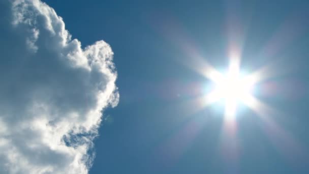 Grote wolk klaart het verlaten van heldere en zonnige blauwe hemel met jet contrail reizen door frame, time lapse. - Video