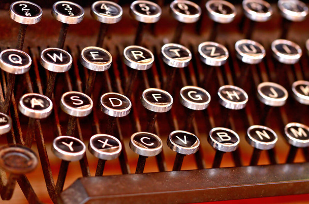 Close-up van zeer oude typemachine toetsenbord. Lage scherptediepte. - Foto, afbeelding