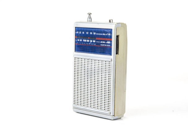 Régi és kis tranzisztor rádió akkumulátor a fehér - Fotó, kép