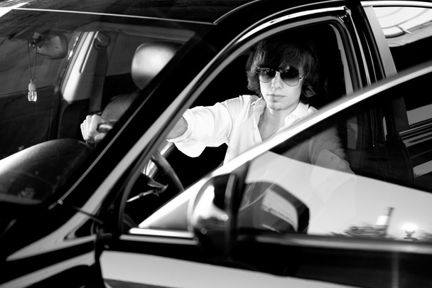 portret eleganckiego mężczyzny na siedzenia kierowcy - Zdjęcie, obraz