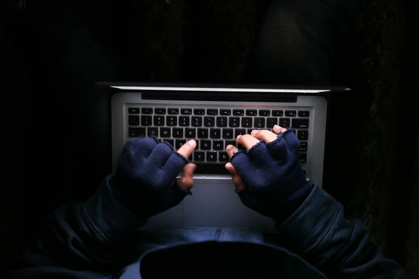 hacker robar datos de la computadora portátil, de cerca
  - Foto, imagen