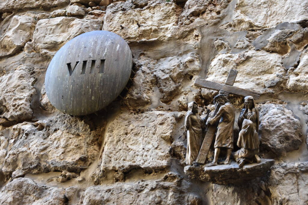 Via Dolorosa - процесіональний маршрут в Старому місті Єрусалима, який, як вважається, був шляхом, яким Ісус йшов дорогою до свого розп'яття - восьмої станції.. - Фото, зображення