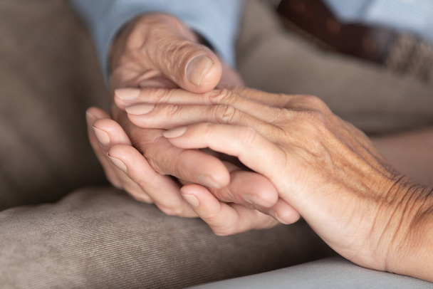 Gros plan de soins vieux couple tenir la main montrer des soins
 - Photo, image