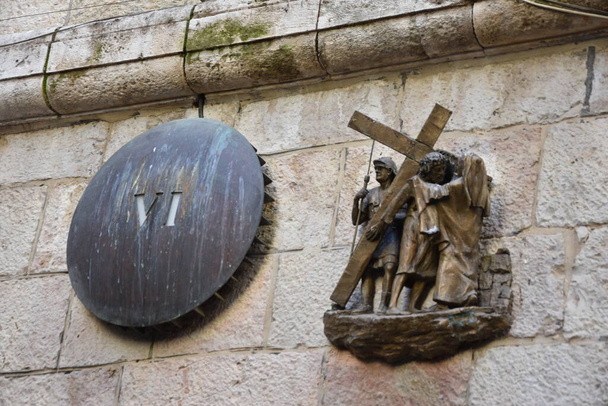 Via Dolorosa - procesí ve Starém městě Jeruzalémě, věřil, že je cesta, kterou Ježíš kráčel na cestě ke svému ukřižování -6. stanice. - Fotografie, Obrázek