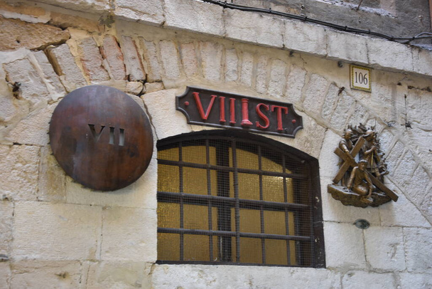 Via Dolorosa - procesí ve Starém městě Jeruzalémě, věřil, že je cesta, že Ježíš šel na cestě ke svému ukřižování - VIII stanice. - Fotografie, Obrázek