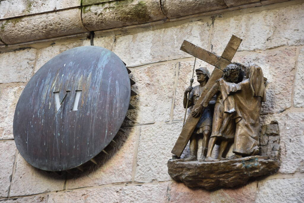 Via Dolorosa - procesí ve Starém městě Jeruzalémě, věřil, že je cesta, že Ježíš šel na cestě ke svému ukřižování -VI stanice. - Fotografie, Obrázek