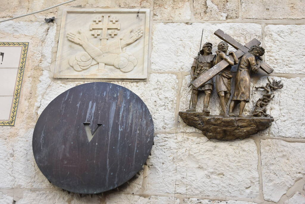 Η οδός Via Dolorosa - λιτανευτική διαδρομή στην Παλιά Πόλη της Ιερουσαλήμ, πιστεύεται ότι είναι το μονοπάτι που περπάτησε ο Ιησούς στο δρόμο προς τη σταύρωσή Του - Ο 5ος σταθμός. - Φωτογραφία, εικόνα