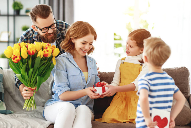 Happy mother's day! Ojciec i dzieci pogratulować matki na wakacje i dać kwiat - Zdjęcie, obraz