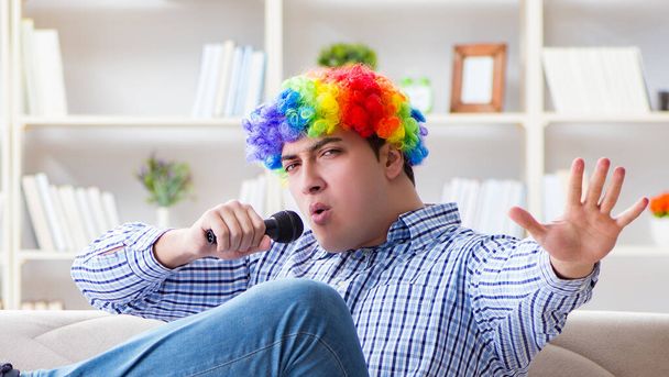 Homem engraçado cantando músicas em karaoke em casa - Foto, Imagem