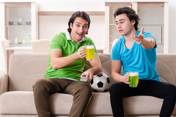 przyjaciele oglądanie piłki nożnej w domu - Zdjęcie, obraz