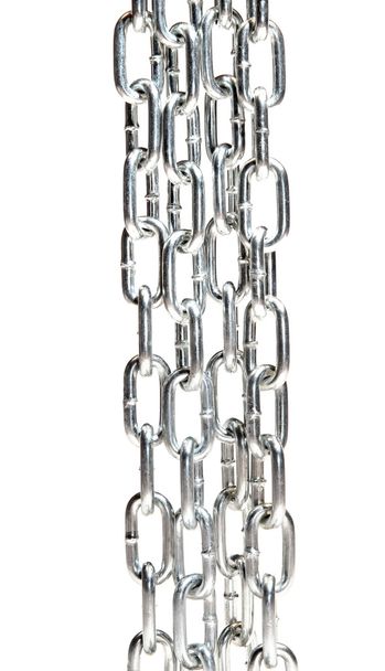 Varias cadenas metálicas colgando verticalmente aisladas
 - Foto, Imagen