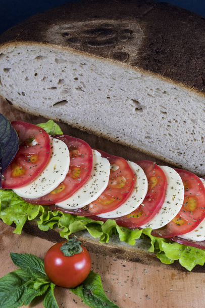 Сэндвич из традиционного украинского эко-хлеба, утраченного по вкусу без ароматов, наполнителей и ГМО. Запеченные в духовке на лесах фруктовых деревьев
. - Фото, изображение