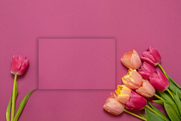 Carte de voeux avec fleurs de tulipes printanières colorées. Bouquet de vacances. Concept de fête des mères, d'anniversaire ou de Saint-Valentin. vue sur le dessus, couchage plat - Photo, image