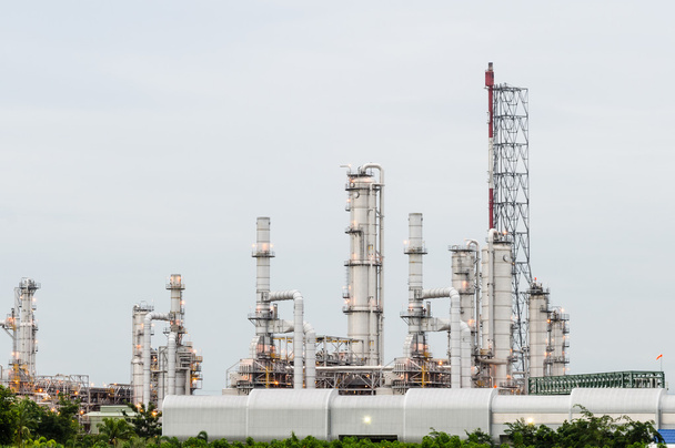 άποψη εγκαταστάσεων πετροχημικών πετρελαίου διυλιστηρίου λάμπει - Φωτογραφία, εικόνα