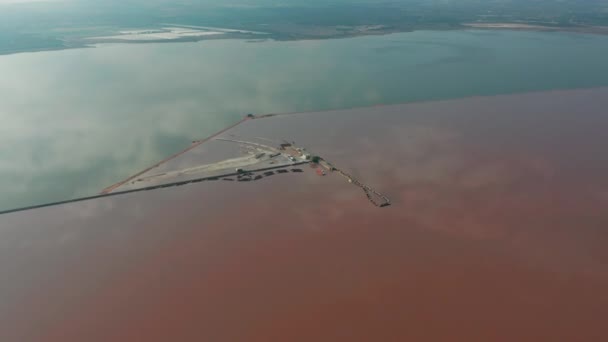 Luftaufnahme. Fliegen um die Salinen von Torrevieja - gesalzener See, wo Salz für ganz Europa gewonnen wird. - Filmmaterial, Video