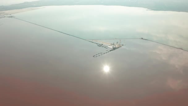 空中展望。トルレビエハのサリナスを飛び回る-すべてのヨーロッパのための塩抽出物である塩湖. - 映像、動画