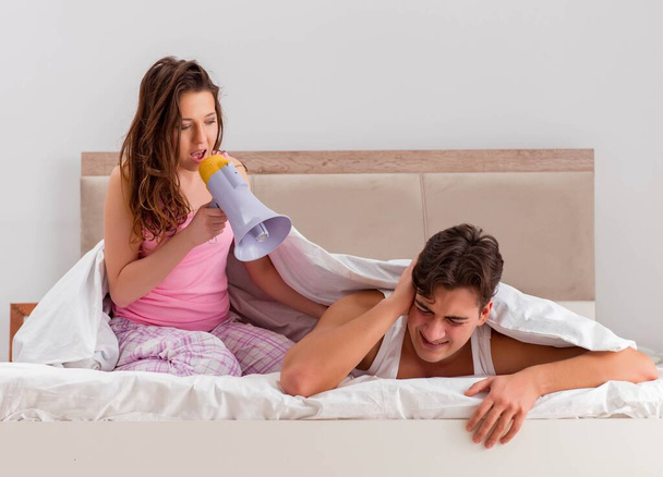Családi konfliktus a feleséggel férj az ágyban - Fotó, kép