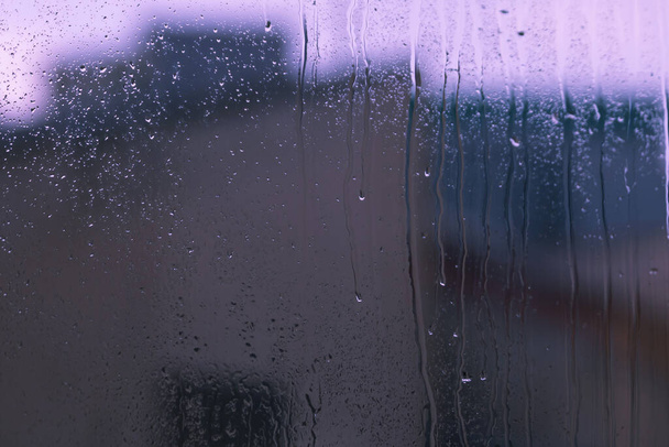 Vidro de janela molhado com gotas de água, gotejamento e silhuetas pálidas, formas e borrões
 - Foto, Imagem