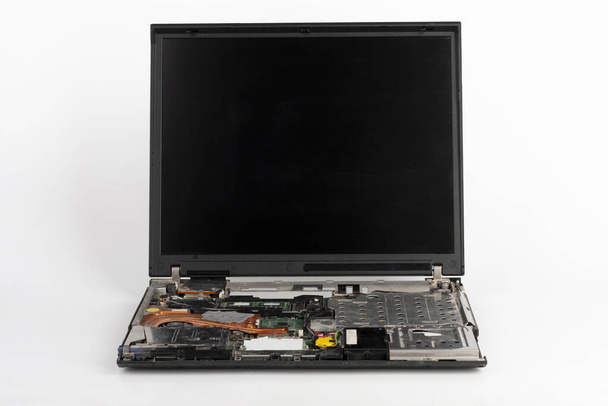 Laptop, entfernte Tastatur, Festplatte, CD-Laufwerk, Akku. Sichtbarer CPu-Lüfter, Hauptplatine mit CPu und Grafikkarte.  - Foto, Bild