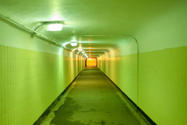 Podziemny tunel dla pieszych z zielonymi ścianami. Zamknij się.. - Zdjęcie, obraz