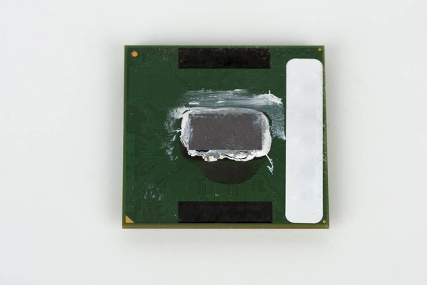 Primo piano del processore portatile con pasta termica su sfondo bianco
.  - Foto, immagini