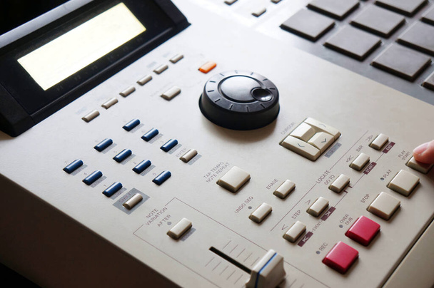 Ses kayıt ekipmanı. Hip hop müzik yapımcısı düğme prodüksiyon denetleyicisi cihazına vuruyor. Disk jokeyi Pads.Media üretim merkezinde ritim tutuyor. Beat maker müzik yaratıyor - Fotoğraf, Görsel