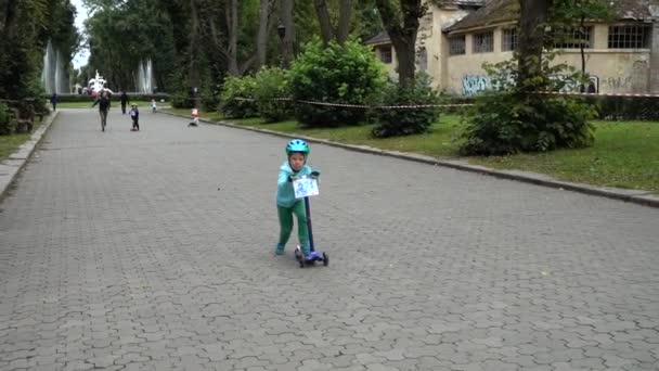 LVIV, UKRAINE - SEPTEMBER 21, 2019: Children 's cycling in the city park. Slow motion. - Materiał filmowy, wideo