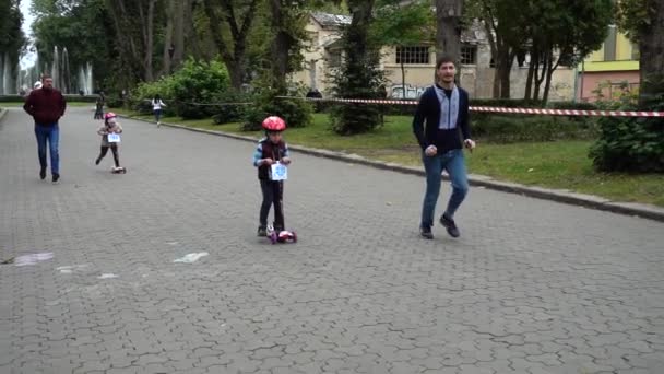 LVIV, UKRAINE - SEPTEMBER 21, 2019: Children 's cycling in the city park. Slow motion. - Video, Çekim