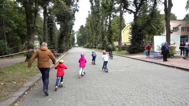LVIV, UKRAINE - SEPTEMBER 21, 2019: Children 's cycling in the city park. Slow motion. - Metraje, vídeo
