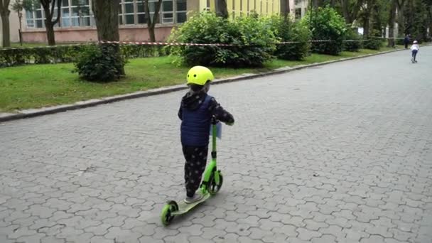 LVIV, UCRANIA - 21 de septiembre de 2019: Ciclismo infantil en el parque de la ciudad. Movimiento lento
. - Metraje, vídeo