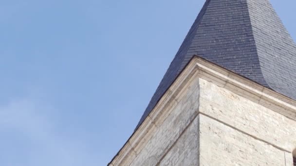 clocher avec girouette à Mansle, France, 28.2.2020 Saint-Amant-de-Boixe est situé dans la vallée de Javart, affluent de la Charente, à mi-chemin entre la rivière et la forêt de Boixe
, - Séquence, vidéo