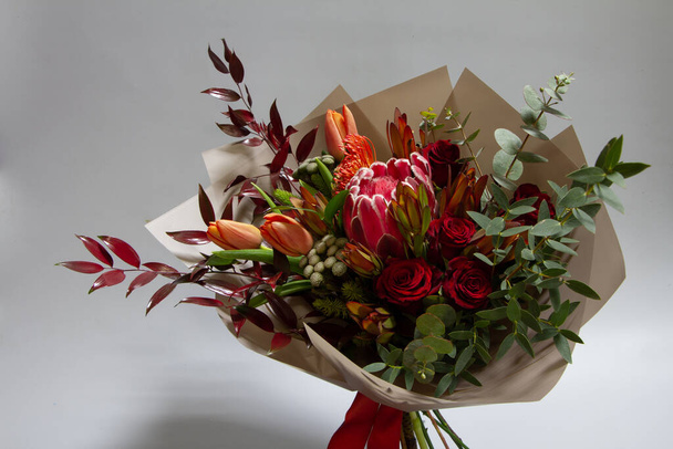 Wspaniały bukiet tulipana, leucospermum, leucadendron, protea, róża na szarym tle, selektywne skupienie - Zdjęcie, obraz