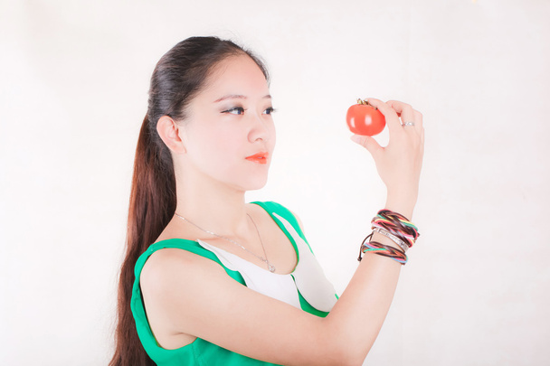 Colorblind mujeres chinas para probar su diferencia de ojos entre la fruta roja
 - Foto, imagen