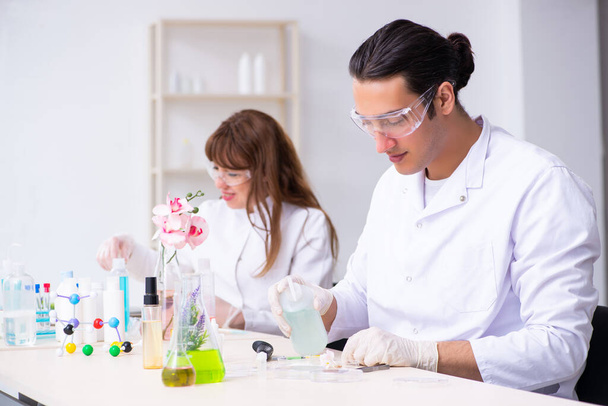 Deux chimistes travaillant au labo - Photo, image