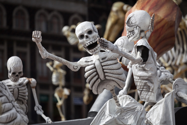 Los esqueletos es el atributo obligatorio del Día Tradicional de los Muertos
 - Foto, imagen